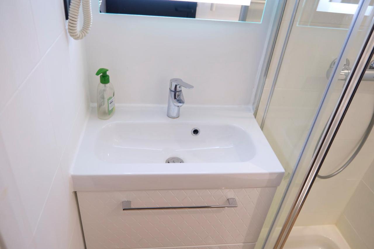 Suite Adamas Lyon Exterior photo